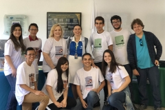 Grupo dos alunos do cursos de ADS e CCOMP com a reitora Prof. Ana Flávia no local da realização dos projetos