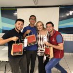 Workshop Usabilidade 2018-1 - Equipe vencedora exibindo prêmios