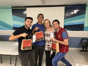 Workshop Usabilidade 2018-1 - Equipe vencedora exibindo prêmios